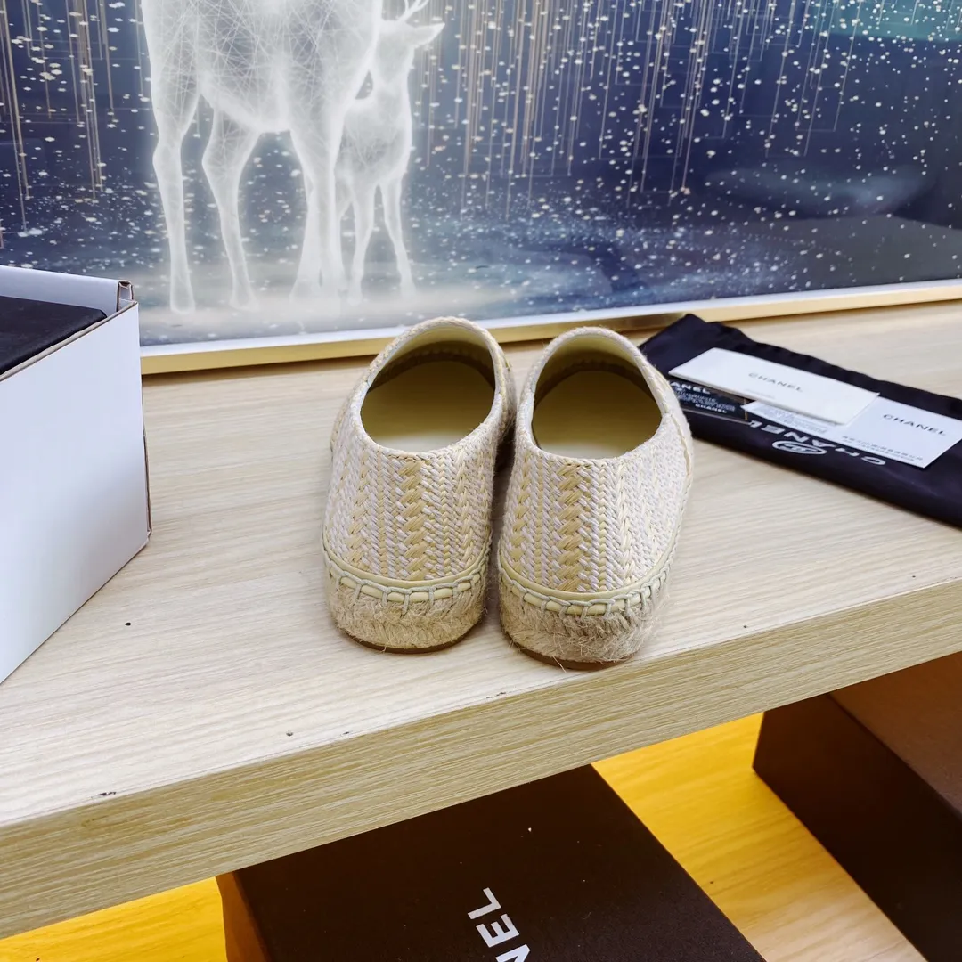 👟👟Ex-factory price 440👟👟 24s new color Chanel ✈️2023s spring and summer new fisherman shoes 😍😍Taikoo Hui purchased three pairs of original development 🐂🐂with purchasing white double-layer outer packaging 🤩Original one-to-one shipment ❗️❗️Code number: 34-42 (34 41 42 customized)